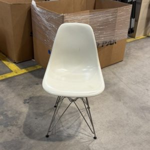 Herman Miller Eames Molder fiberglass Side Chair - 28731